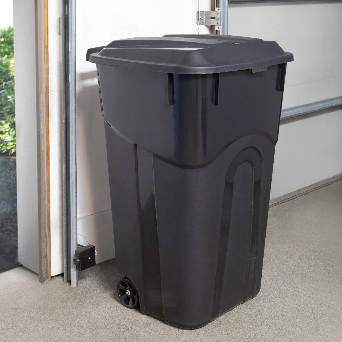 32 Gallon Black Wheeled Plastic Garbage Can with Attached Lid M829